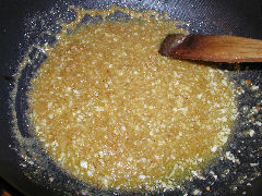 Fried garlic and breadcrumbs for pici alle briciole