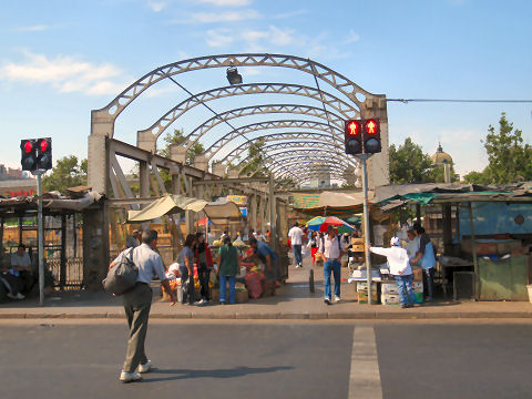 Footbridge to the Mercado Central