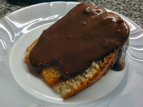 Bizcochuelo with hot fudge sauce