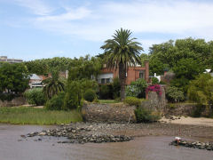 A beautiful old beach house in Colonia