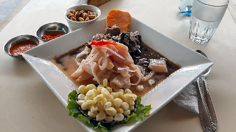 El Muelle - ceviche clasico con conchas negras