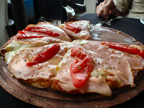 Galu - pizza con jamon y morrones