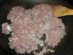 Minced chicken and leek mixture, cooking