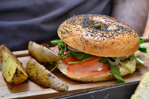 Malvón - bagel with lox