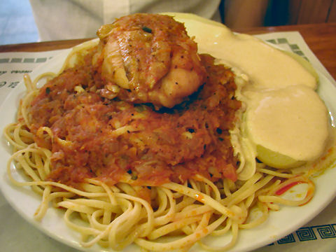 Pollo con tallarines en salsa roja, papas huancaina