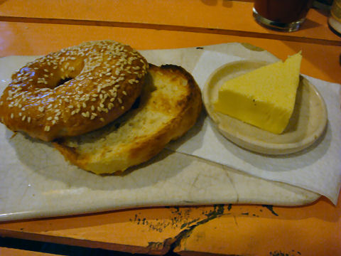 Oui Oui - bagel with butter