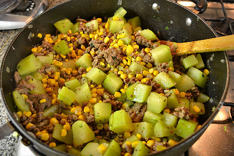 Picadillo de Chayote y Maiz