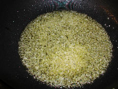 Garlic frying for pici alle briciole