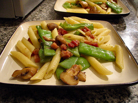 Penne with mushrooms, bacon and green beans