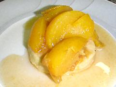 Ginger cookie with stewed peaches