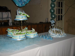 The cake and gifts for guests