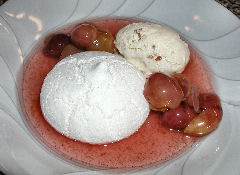 Merengue with grape compote and foam