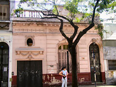 24 de Noviembre - small homes from the 1920s