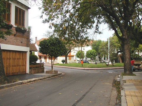 2 de Abril and Plazoleta Carlos de la Pua