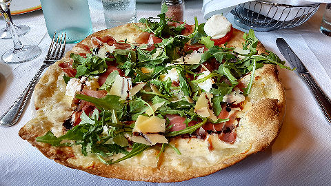 Fiorello - arugula prosciutto pizza