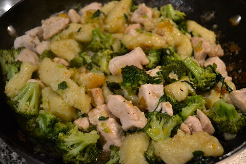 Gnocchi with chicken, broccoli and chilies