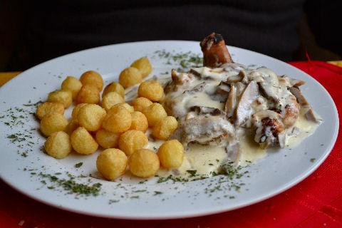 Kenos - chicken with mushroom sauce