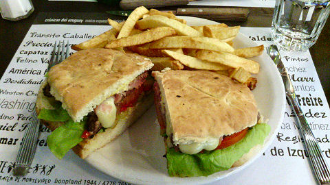 La Celeste - chivito canadiense de uruguay