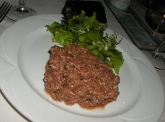 Lola - steak tartare, ready to eat