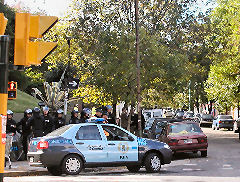 Mercado de Pulgas - riot police gather for a raid