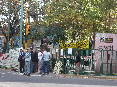 Mercado de Pulgas - nervous workers mill about in front