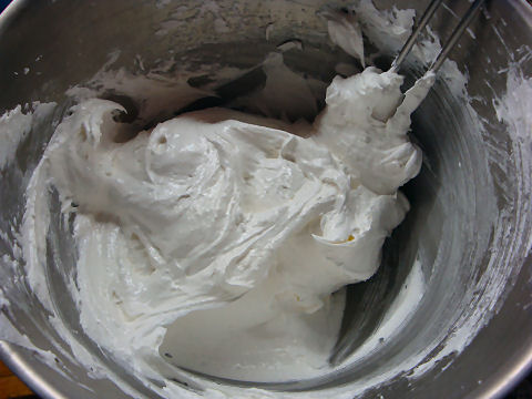 Merngues Secos - fold in cornstarch and powdered sugar