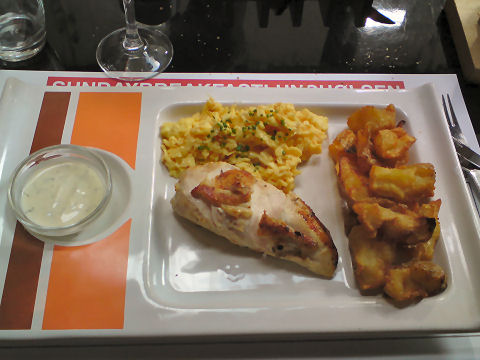 Olsen - scrambled eggs and chicken breast