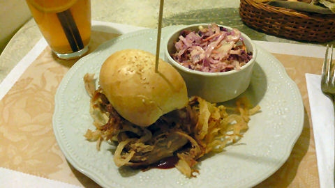 Pani - pulled pork bbq sandwich