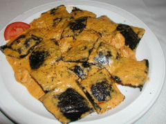 Roque - ravioles negros con salmon