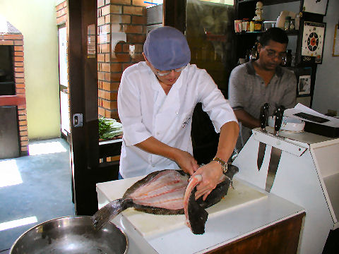 Sankuay - Javier filleting a lenguado