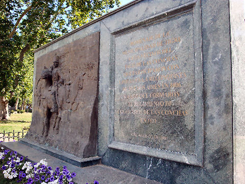 Monument in Plaza Cazon