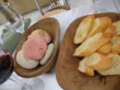 Vinedo de los Vientos - fresh breads from the neighbors