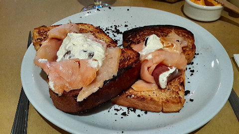 Vives Maria - smoked salmon bruschetta